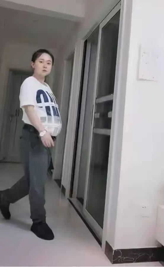你的育儿经|“大佬孕妈”火了！老公衣服一上身大佬气场立现，画面太美