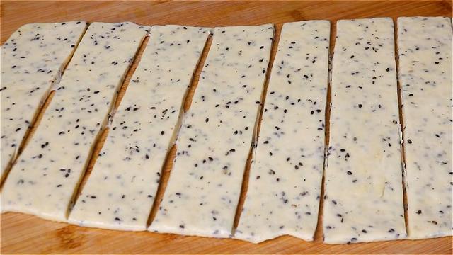 早餐别吃包子了，面粉里加入一把黑芝麻，比包子好吃，营养又美味