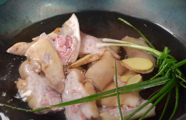 麻辣脆皮猪蹄，先卤后炸，外酥里嫩，学会的都可以摆摊创业了