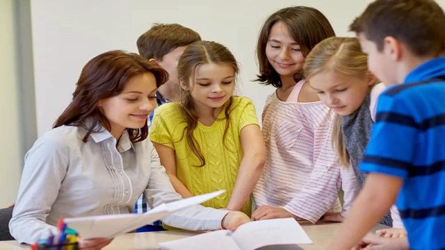 超级宝妈|羊群效应：随波逐流不可取，3招让孩子保持清醒头脑，学会思考