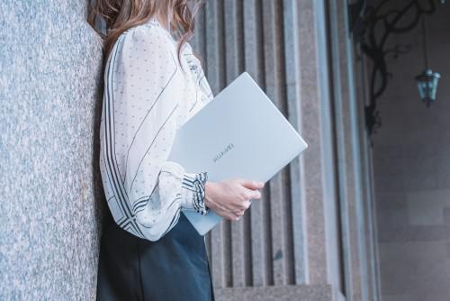 智慧移动办公新选择：华为MateBook X轻巧灵动，深入我心