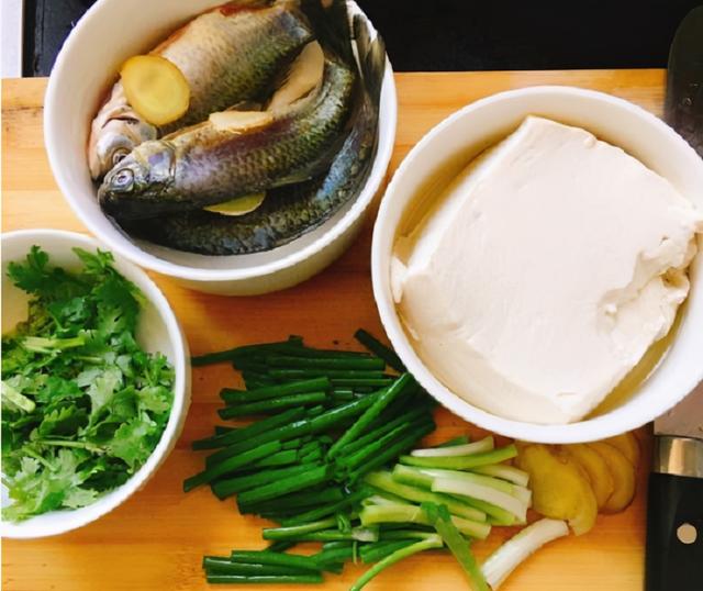 不管炖什么鱼汤，牢记这4点，保证炖出来的汤奶白鲜美无腥味