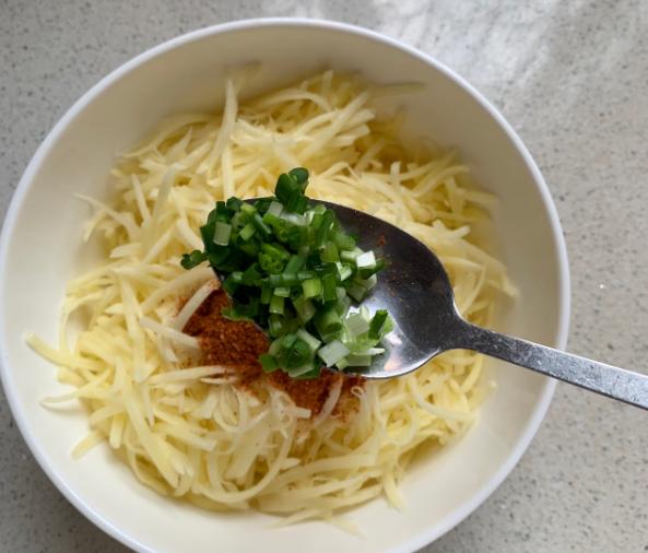 土豆丝饼别再用面粉拌了，试试这个做法，简单一煎香酥脆