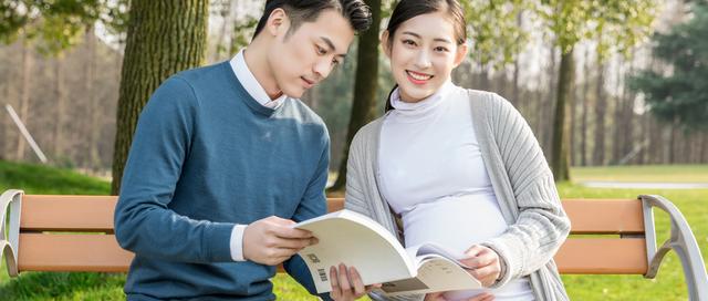「超级宝妈」怀孕以后总怕热，春季准妈妈该如何穿衣？适度“春捂”有好处