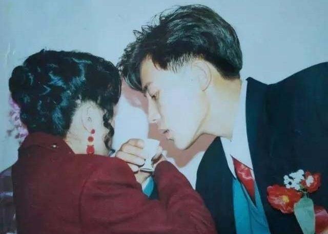 #超级宝妈#“爸，你怎么敢下手？”看完父母年轻时合影，孩子表示坐不住了