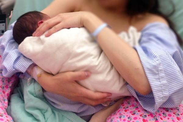 『超级宝妈』母乳首验出新冠病毒　儿科急诊医曝诡异点