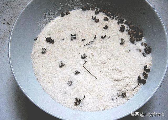 冬天腌鱼时，直接抹盐就错了，多做一步，鱼肉鲜香紧实，还没腥味
