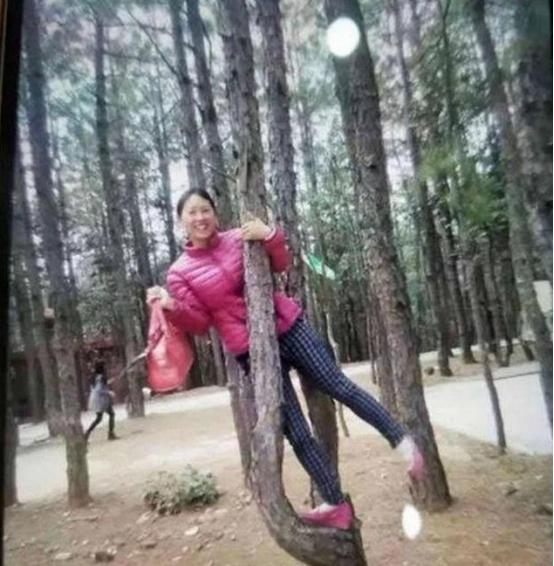 老鹰捉小鸡|学校要求家长发“单人照”，一位妈妈因姿势独特走红，老师：重发
