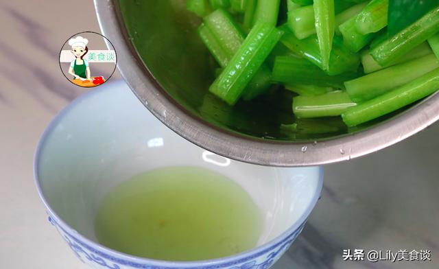 炒芹菜时，先焯水或直接炒都不对，牢记三个技巧，芹菜脆嫩不塞牙