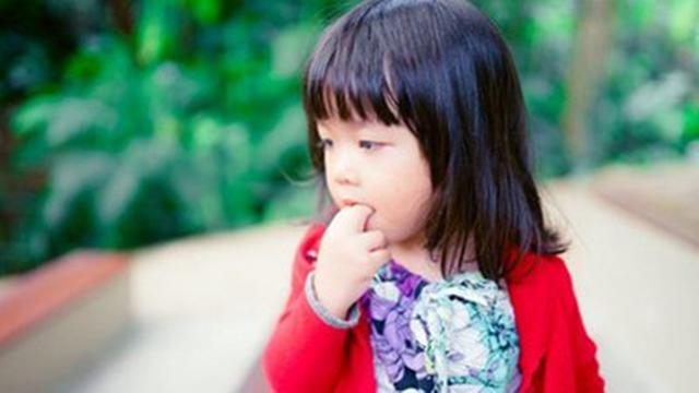 【你的育儿经】喜欢“咬指甲”的孩子，长大后逃不掉这2种结局，父母要尽早纠正