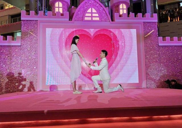 最时尚奚梦瑶产前穿搭机场如秀场，产后现身，好身材却不复以前？