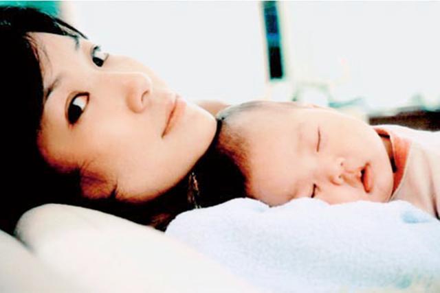 「超级宝妈」母乳放大1000倍是啥样？结果让妈妈们十分意外：不给娃早断奶好了