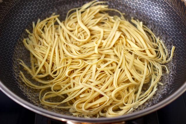 干豆腐的这做法绝了，和紫甘蓝一起做，吃着比肉香，一上桌就吃光