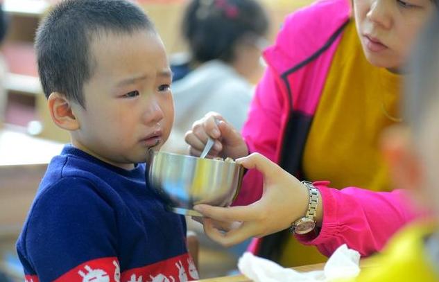 你的育儿经▲还在头疼孩子吃饭，每天追着喂？孩子不被信任是关键