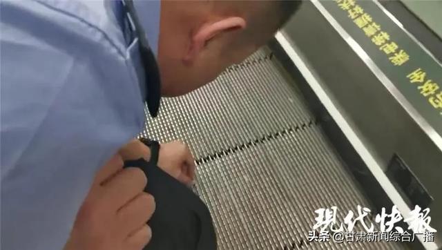 你的育儿经|揪心！男童在扶梯上跑动，下一秒手指被夹断！拆电梯，寻断指