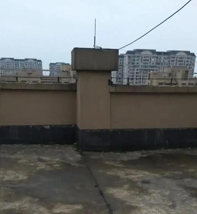 「河南都市频道」绍兴宝宝被高空坠物砸成脑死亡，爸爸心碎：砖块是个小男孩从顶楼平台扔下的