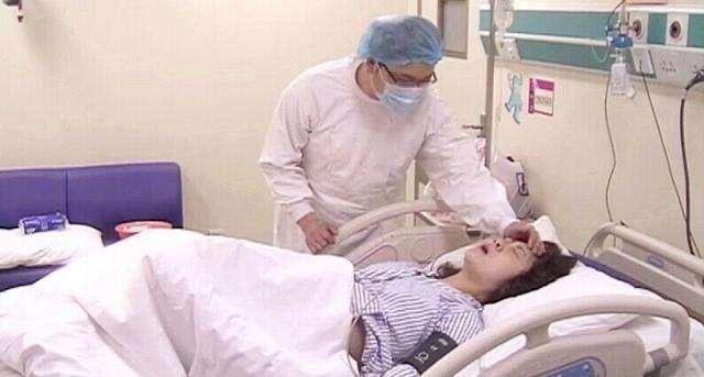 甜甜妈妈|丈夫陪产时，抓拍到3张产房“经典照片”，网友泪目：当妈不容易