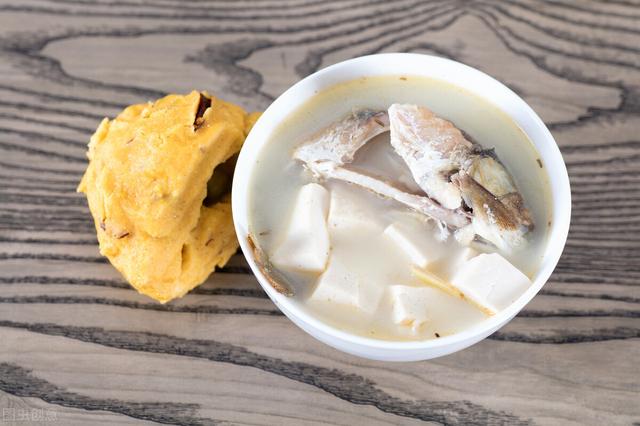 炖鱼汤时，牢记“3放2不放”，鱼汤鲜美奶白，鱼肉滑嫩不腥