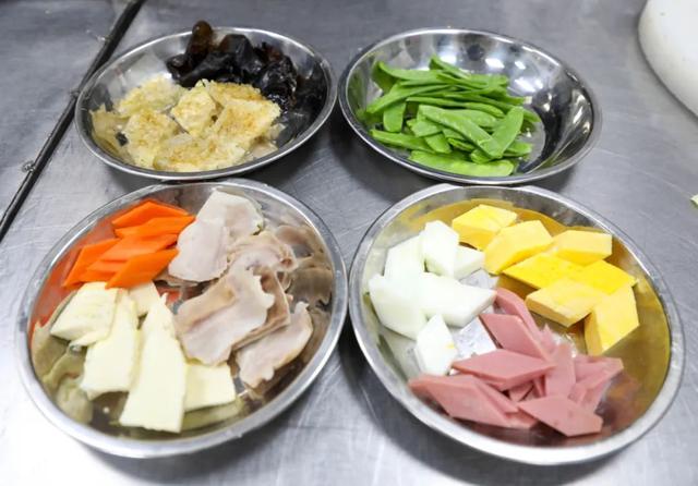 食堂|炒三鲜只有三鲜？不会做的看过来，松江大厨手把手教你做菜啦