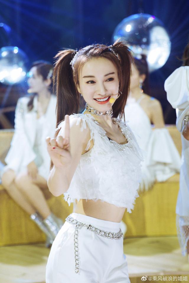 电影工厂|《乘风破浪》沈梦辰模仿谢娜搞笑，同是主持人，她比吴昕强太多