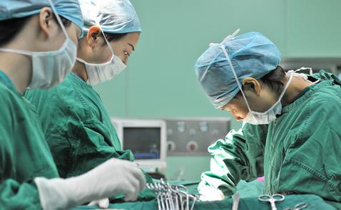 「超级宝妈」分娩时产妇用力过猛，一不小心解决“生理需要”，医生竟拍手叫好