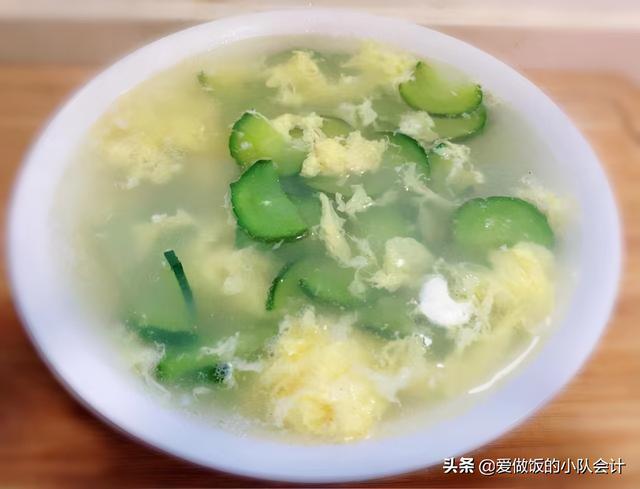 教你在家做翡翠鸡蛋汤，蛋花如棉絮，翠绿又清香，掌握窍门很简单