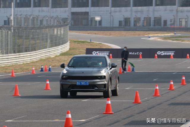 新车｜能上坡撒野能赛道狂飙 豪取细分市场第一！试驾领克05