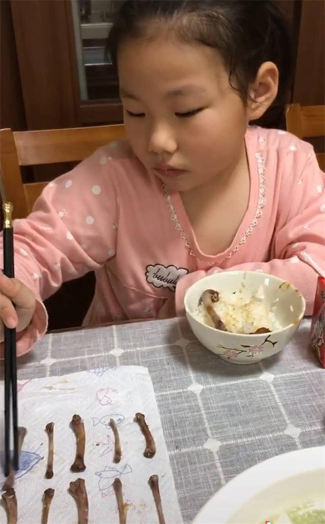 「超级宝妈」“强迫症”女儿,吃鸡肉一定要把骨头摆得整整齐齐,宝妈哭笑不得