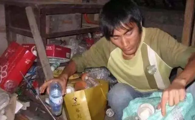 「暖先生格调」四岁丧父住猪圈，背着疯娘上大学：读书，才是世上最好走的路