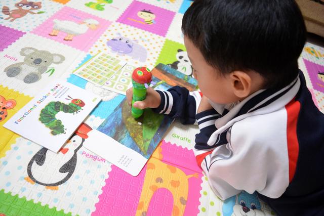 上手体验小彼恩好饿的毛毛虫点读笔WIFI版，资源丰富点读简单