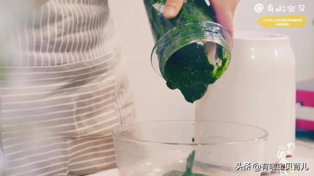 『你的育儿经』「鸡丝菠菜面」鲜嫩可口，富含维生素和纤维素，宝宝根本停不下来
