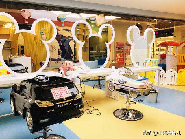 「你的育儿经」理发店里常常传来小孩子的哭声，孩子不愿理发，似乎成为了通病