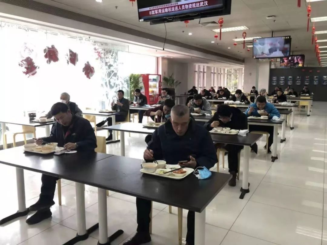 Eating in the Cafeteria, Felt Like the Gaokao Exam! Netizens: Mutual Serving is Cheating!
