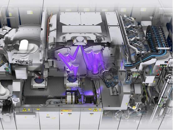 ASML职员哭泣：明明说好是自研光刻机，结果掉头和尼康合作了