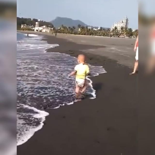 超级宝妈■“尿不湿”届大佬在海边玩耍火了，网友：这一坐是要吸干整个大海