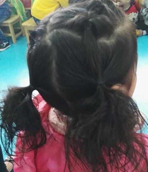 「超级宝妈」幼儿园老师给女儿编辫子,孩子回家却喊头疼,老师:别太矫情