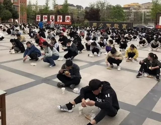 暖先生格调@教育局通报:开学防疫,瞎搞形式主义。看看这个学校的错峰就餐,你就不急着开学了!
