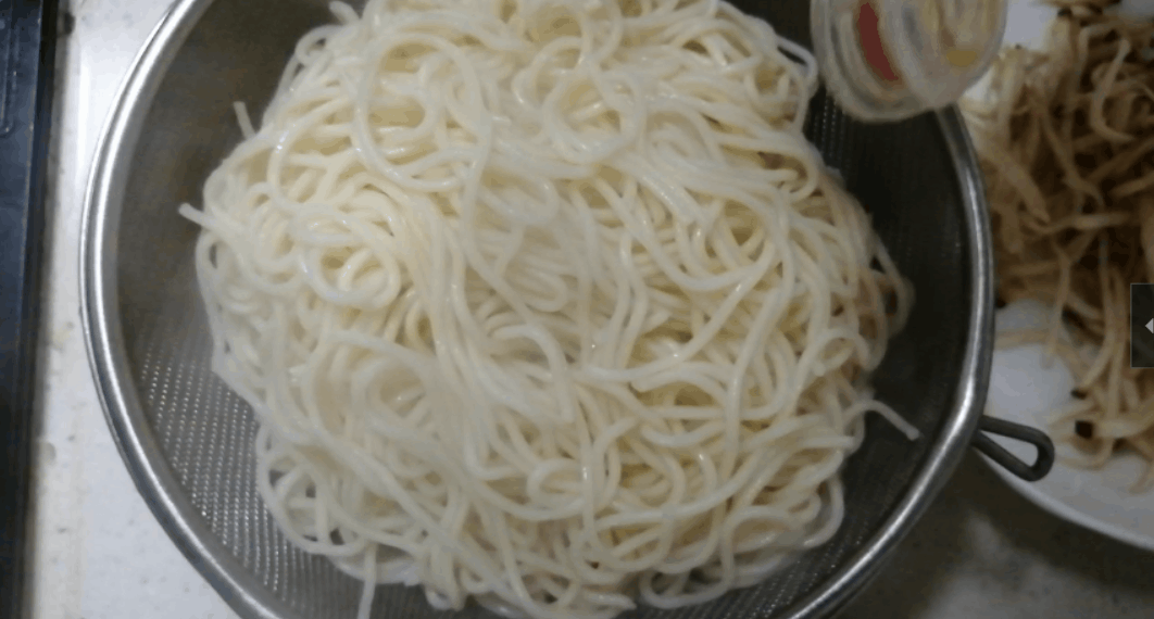 孜然炒面，家常的味道，温馨的味道！操作简单，推荐朋友们试试