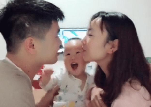 你的育儿经：父母当着娃的面玩亲亲，宝宝用实力诠释什么叫地位