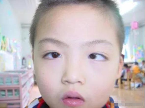『超级宝妈』儿童使用手机不当，危害有多大？5岁男童一觉醒来桌椅板凳变双份