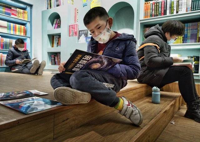 #你的育儿经#「钱眼2020」爱读书的男孩