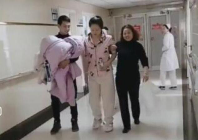 你的育儿经▲“最强悍产妇”火了，生完孩子直接走回病房，医师：可别大意