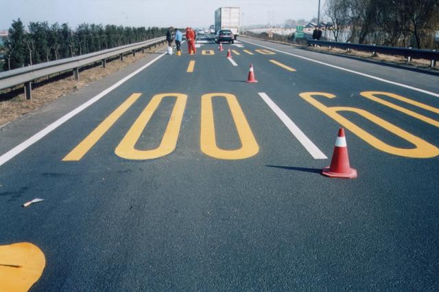 在高速公路120时速行驶，突然前方限速60怎么办？