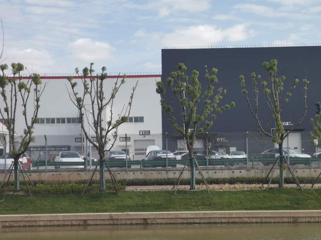 为什么特斯拉工厂需要80个门？