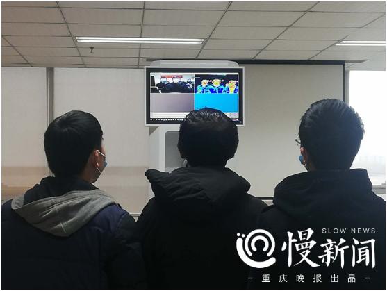 上游新闻■重庆研发的两款机器人既能测体温还能“口罩识别”