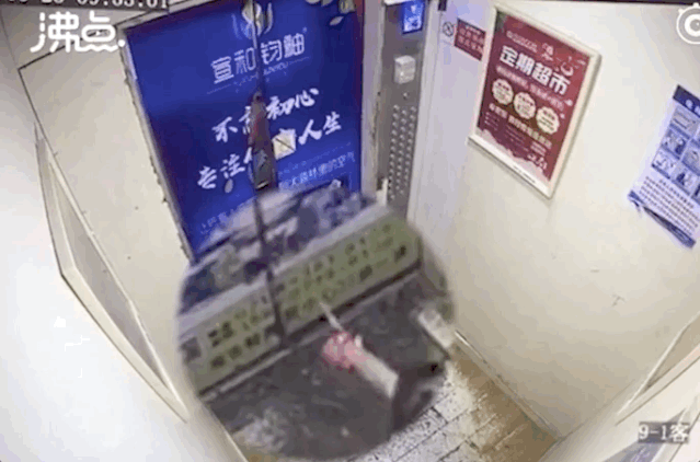 环球网|两岁女童被吊电梯门！家长别再犯这个错