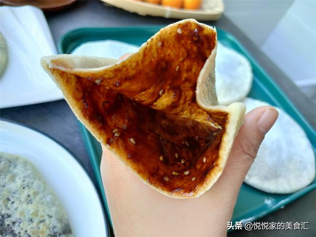 孩子爱吃软饼，搅一搅就能做，3分钟烙一锅，柔软筋道糖汁不乱淌