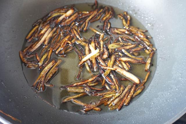 鸡腿这样做，比白斩鸡还好吃，又鲜又嫩，端上桌都抢着吃