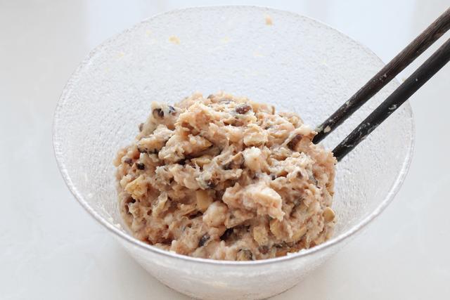 肉丸子不用油炸，蒸一蒸就上桌，香嫩好吃营养不流失，老少皆宜