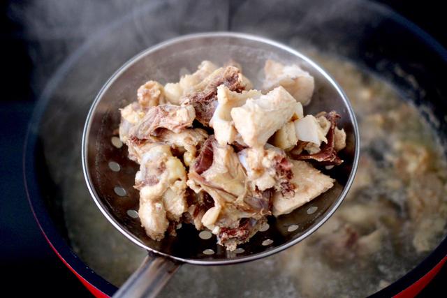 黄焖鸡在家就能轻松做，撑起一个店的菜，牢记3点，就能随手做